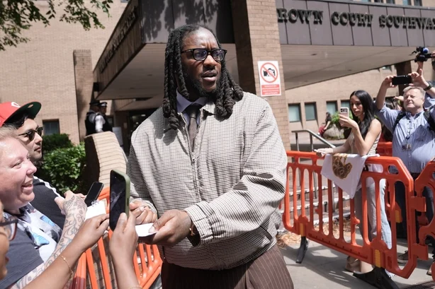 Omololu Akinlolu forlater Southwark Crown Court, sør i London, hvor han har erkjent skyldig, sammen med R&B-sanger Chris Brown, for å ha begått en konfrontasjon på en Mayfair-klubb i 2023. Bildedato: fredag ​​24. juli 2026. PA-foto. Bildekreditt bør lese: Stefan Rousseau/PA Wire