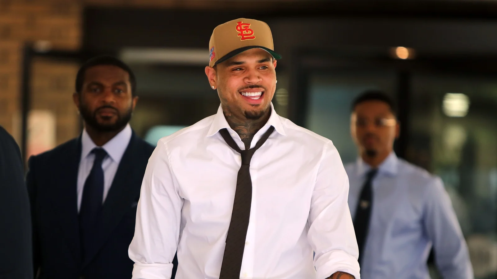 Chris Brown erkjenner straffskyld for overgrep i London