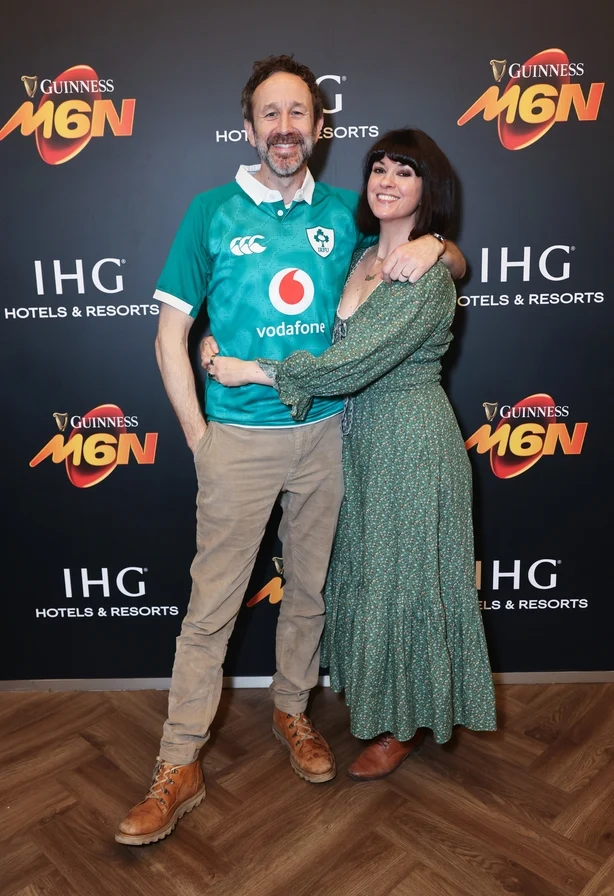 LONDON, ENGLAND – 21. FEBRUAR: Chris O'Dowd (L) og Dawn O'Porter blir med IHG Hotels & Resorts på Six Nations Championships på Twickenham Stadium 21. februar 2026 i London, England. (Foto av Max Cisotti/Dave Benett/Getty Images for IHG Hotels & Resorts)
