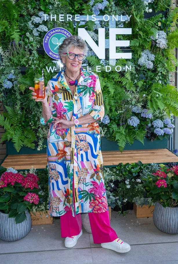 LONDON, ENGLAND – 6. JULI: Dame Prue Leith deltar på Wimbledon med Pimm's, den eksklusive leverandøren av Wimbledon 2026 6. juli 2026 i London, England. (Foto av Antony Jones/Getty Images for Pimm's)