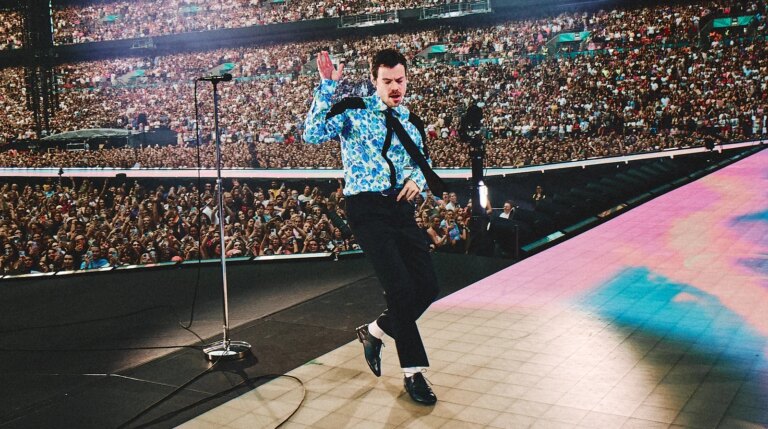 Harry Styles hyller One Direction-bandkameratene pÃ¥ siste kveld pÃ¥ Wembley
    


