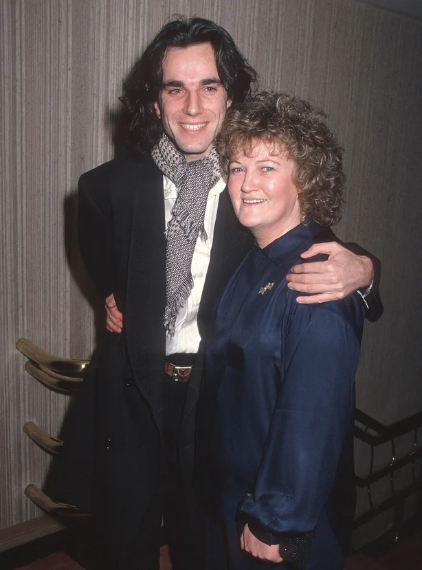 Skuespiller Daniel Day-Lewis og skuespillerinne Brenda Fricker deltar på den 15. årlige Los Angeles Film Critics Association Awards 16. januar 1990 på Bel Age Hotel i West Hollywood, California. 