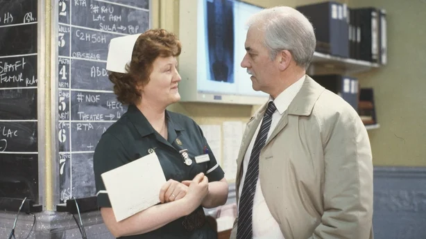 Skuespillerne Brenda Fricker og Bernard Gallagher i en scene fra BBCs TV-serie 'Casualty', 10. april 1986. 