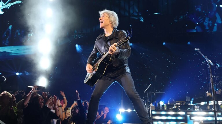 Jon Bon Jovi avslutter brÃ¥tt Madison Square Garden-showet "pÃ¥ grunn av bihulebetennelse"
    

