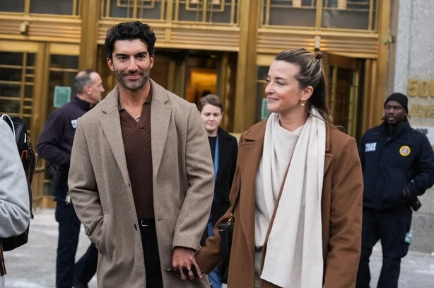 NEW YORK, NEW YORK – 12. FEBRUAR: Justin Baldoni og Emily Baldoni ankommer retten for fortsatte forliksforhandlinger 12. februar 2026 i New York City. (Foto av John Nacion/Getty Images)