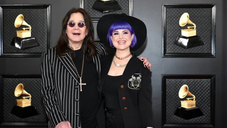 Kelly Osbourne sÃ¸rger over far Ozzy et Ã¥r etter dÃ¸den: Â«Jeg verker hver eneste dagÂ»
    

