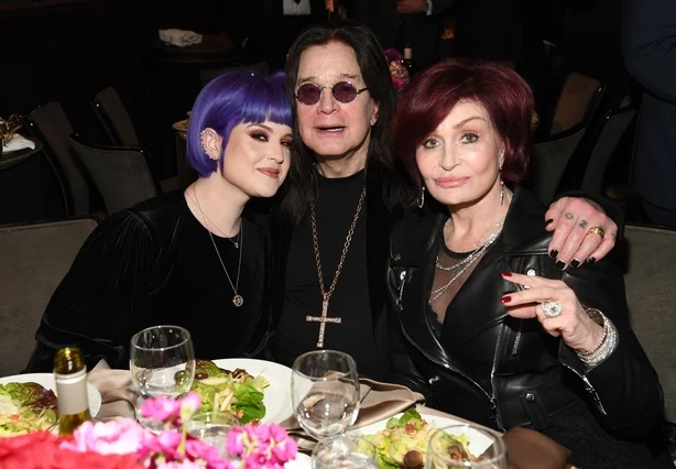 BEVERLY HILLS, CALIFORNIA – 25. JANUAR: (LR) Kelly Osbourne, Ozzy Osbourne og Sharon Osbourne deltar på Pre-GRAMMY-gallaen og GRAMMY-hilsen til industriikoner som hedrer Sean 