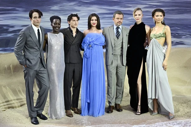 Robert Pattinson, Lupita Nyong'o, Tom Holland, Anne Hathaway, Matt Damon, Charlize Theron og Zendaya deltar på verdenspremieren på "Odysseen" på Odeon Luxe Leicester Square 6. juli 2026 i London