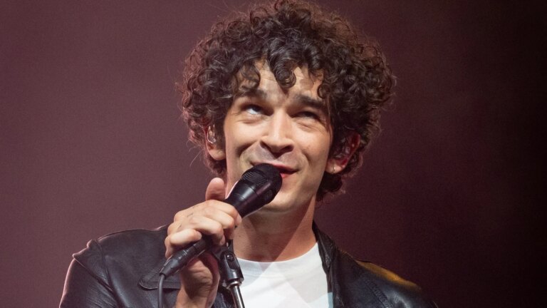 Matty Healy opptrer med The 1975 tribute band pÃ¥ utdrikningslaget hans
    

