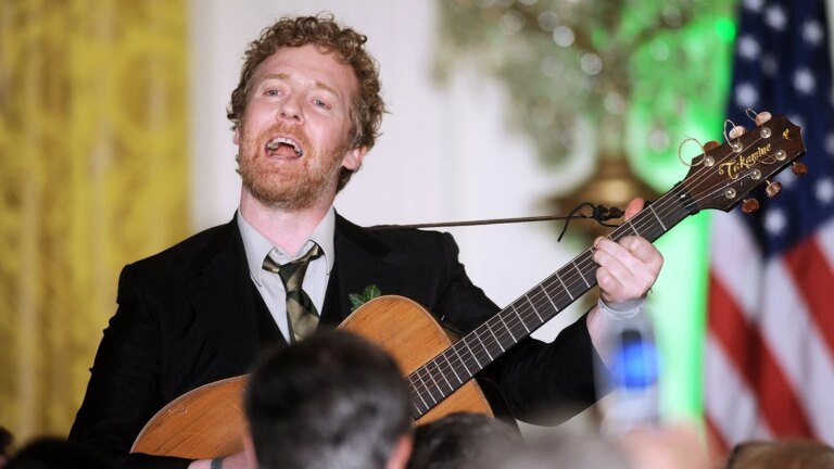 Obama hyller den 'store musikeren' Glen Hansard
    

