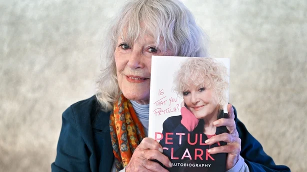 Petula Clark poserer under litteraturfestivalen Le Festival du LÀC (Livre à Collonge/Books at Collonge), i Collonge-Bellerive, nær Genève 6. juni 2026. (Foto: Fabrice Coffrini/AFP)