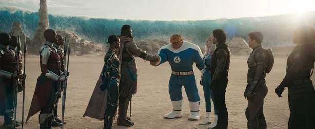 (LR) The Dora Milaje, Shuri (Letitia Wright), M'Baku (Winston Duke), Ben Grimm/The Thing (Ebon Moss-Bachrach), Sue Storm/Invisible Woman (Vanessa Kirby), Bucky Barnes/Winter Soldier (Sebastian Stan), Joaquin Torres/Falconh/Falcon Ganna (Hanny/Falcon) John-Kamen) i Marvel's AVENGERS: DOOM