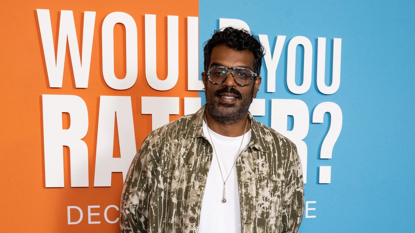 Romesh Ranganathan "sluknet" etter at bakerikjeden han deler, la ned