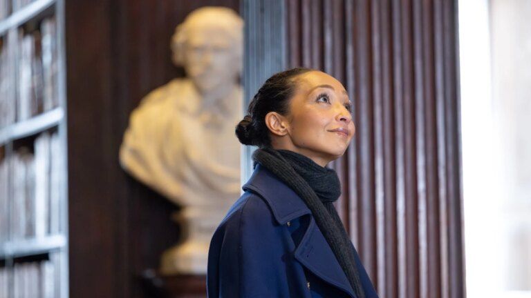 Ruth Negga utforsker Trinity College Dublin som en del av den nye RTÃ‰ One-serien
    

