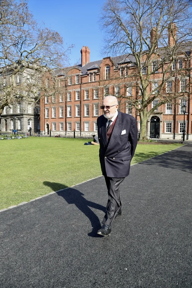David Norris går gjennom Trinity College Dublin i Trinity's Treasures
