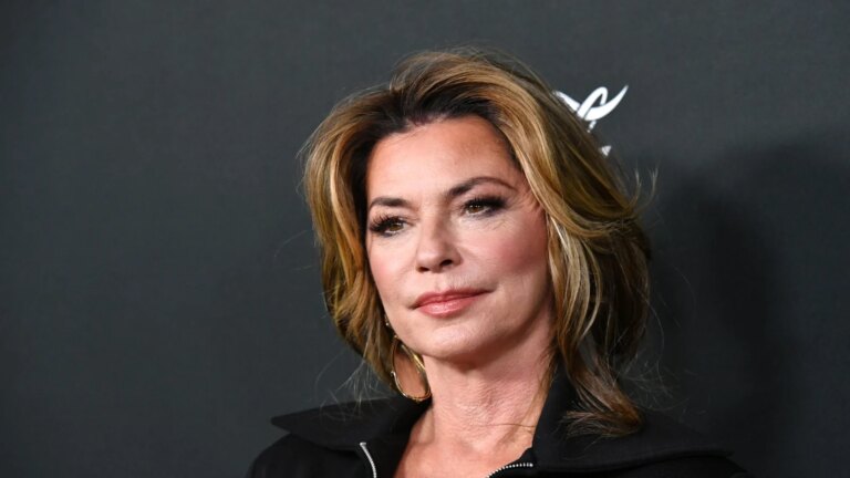 Shania Twain sier at hun 'ikke fikk lov til Ã¥ sÃ¸rge' etter foreldrenes bilulykke
    

