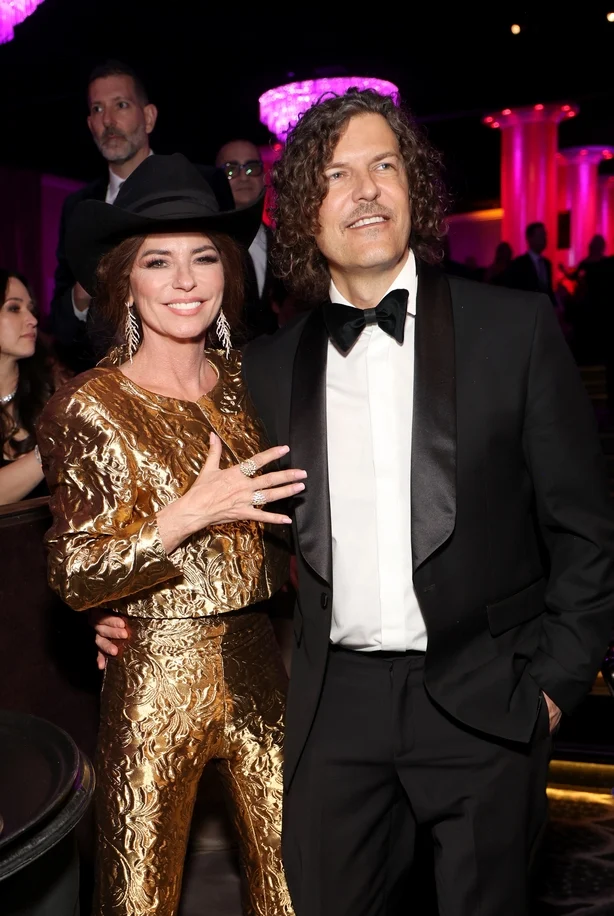 LOS ANGELES, CALIFORNIA – 3. FEBRUAR: (LR) Shania Twain og Frédéric Thiébaud deltar på Pre-GRAMMY-gallaen og GRAMMY-hilsen til industriikoner som hedrer Jon Platt på The Beverly Hilton 3. februar 2024 i Los Angeles, California. (Foto av Kevin Mazur/Getty Images for The Recording Academy)