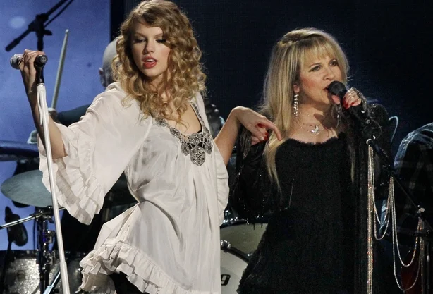 To ikoniske sangere pÃ¥ scenen under Grammy Awards i 2010