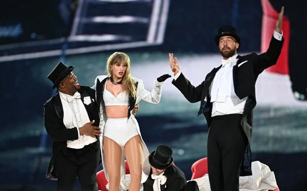LONDON, ENGLAND â€“ 23. JUNI: (KUN REDaksjonell BRUK. INGEN FRISTÃ…ENDE PUBLIKASJONSBRUK (INGEN SPESIELL INTERESSE ELLER ENKEL KUNSTNER PUBLIKASJONSBRUK; INGEN BOKBRUK)) EKSKLUSIV TILGANG. Taylor Swift fÃ¥r selskap pÃ¥ scenen av Travis Kelce (R), under 