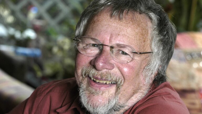 Wildlife-programleder og Goodies-stjerne Bill Oddie dÃ¸r 85 Ã¥r gammel
    

