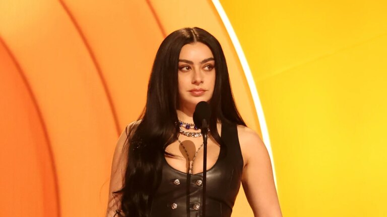 Charli XCX sier at stjernespekkede Music, Fashion, Film-cover var "mareritt" Ã¥ lage
    

