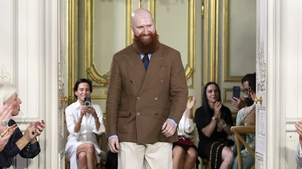 PARIS, FRANKRIKE – 06. JULI: Motedesigner Michael Stewart går på rullebanen under Standing Ground Haute Couture høst/vinter 2026-2027 moteshow som en del av Paris Fashion Week 6. juli 2025 i Paris, Frankrike. (Foto av Victor VIRGILE/Gamma-Rapho via Getty Images)