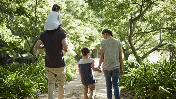 familie går i parken