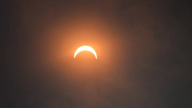 solen og månen under en delvis solformørkelse