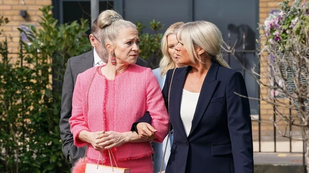 Linda Carter spilt av Kellie Bright og Sharon Watts spilt av Letitia Dean i EastEnders