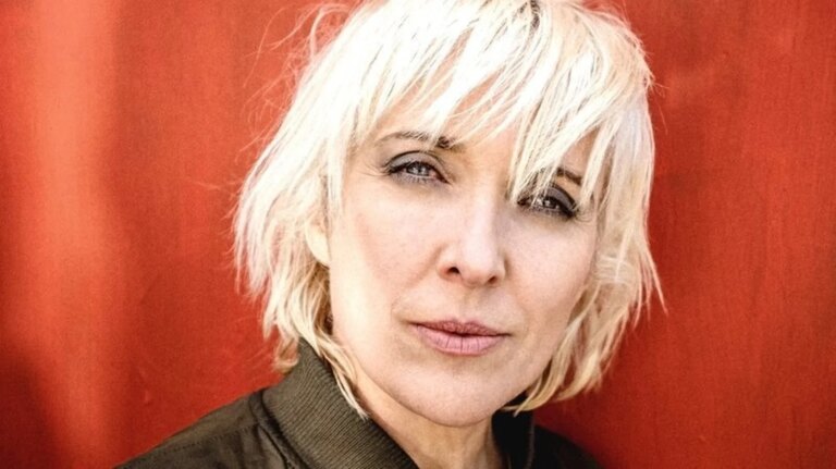 Den irske singer-songwriteren Cat Dowling dÃ¸r 54 Ã¥r gammel
    

