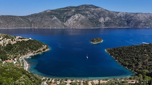Et luftfoto viser showene Dexia-stranden, hvor legenden forteller at Odyssevs lander når han endelig kom hjem, på øya Ithaca. (Foto: Angelos Tzortzinis/AFP)