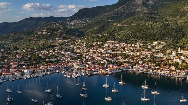 En luftfoto av byen Vathy på øya Ithaca. (Foto: Angelos Tzortzinis/AFP)