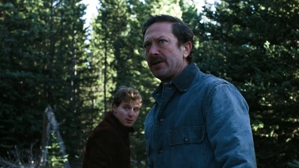 Fred Hechinger som Mike og Ebon Moss-Bachrach som Lester i A Long Winter