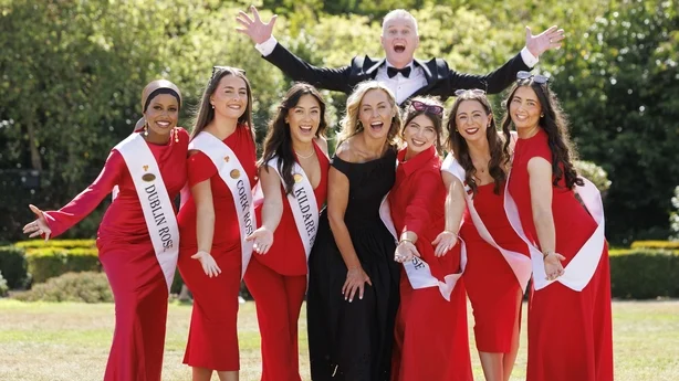 Vertene Kathryn Thomas og Dáithí Ó Sé avbildet med Dublin Rose Suad Mooge, Cork Rose Lexi Linnane, Kildare Rose Jessica Hunter, New Zealand Rose Rachel Keane, Sligo Rose Bethany McLoughlin og Clare Rose Méabh Holland 