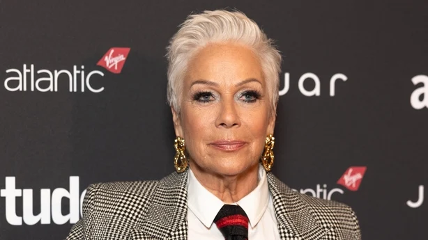Denise Welch poserer for et bilde på den røde løperen
