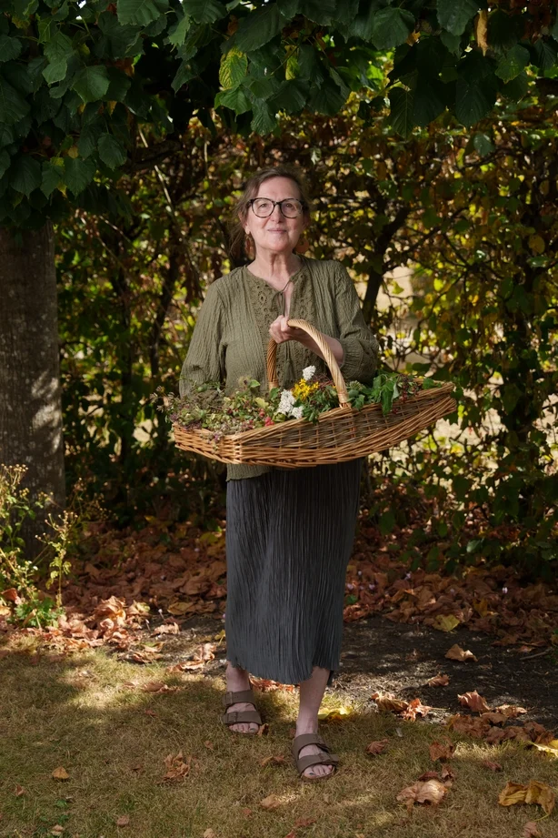 Denise Dunne, The Herb School, Naul, Co. Dublin. Denise er en urtelege, grovfôrer og pedagog som spesialiserer seg på tradisjonell plantekunnskap, vill mat og medisinske urter. 13.08.2026 Fotografi: ©Fran Veale