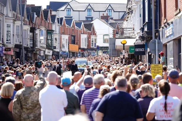 Hundrevis av Bonnie Tyler-fans har langs Newton Road i Mumbles, Swansea