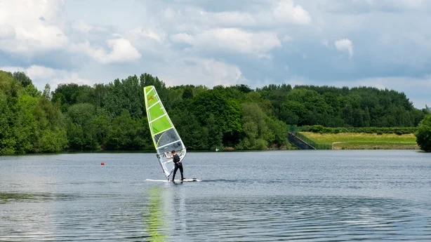 En person som driver med vindsurfing