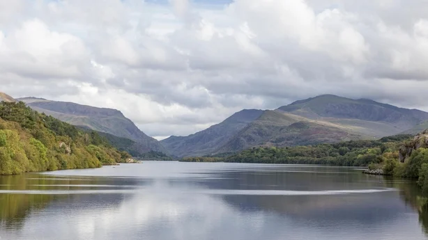 Llyn Padarn-innsjøen nær landsbyen Llanberis