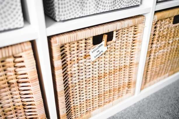 Kurv med declutter eller doner-skilt
