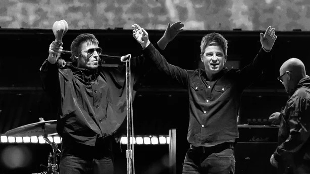 Liam Gallagher, Noel Gallagher fra Oasis opptrer på scenen på Oasis Live '25 World Tour