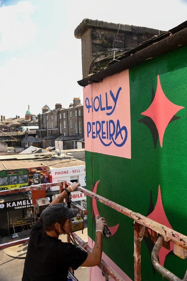 Holly Pereira jobber med veggmaleriet - foto av Crevan Schutte