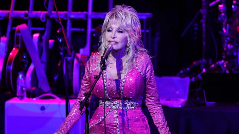 Dolly Parton helbreder fortsatt etter "harde tider" med helse
    

