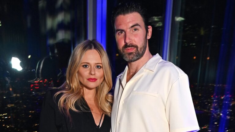 Emily Atack gifter seg med Alistair Garner i en "helt perfekt" seremoni
    

