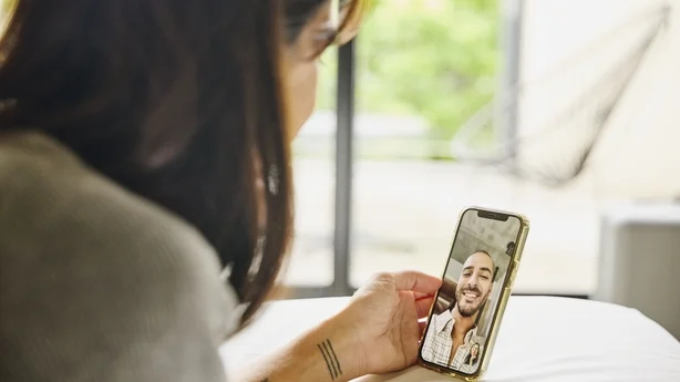 par som snakker over en videosamtale