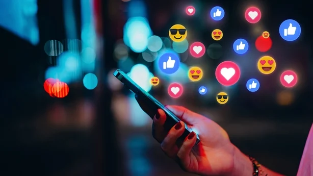 Beskåret hånd av en kvinne som bruker smarttelefon på applikasjon for sosiale medier