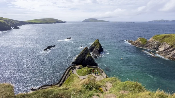 WILD ATLANTIC WAY, IRLAND – 14. AUGUST: Dunquin Pier 14. august 2024 i Irland. Dunquin Pier er en pittoresk klippe og tilbyr utsikt over den forrevne kystlinjen og det enorme Atlanterhavet. Det er et must-see reisemål for reisende som utforsker det naturskjønne landskapet på Dingle-halvøya. The Du