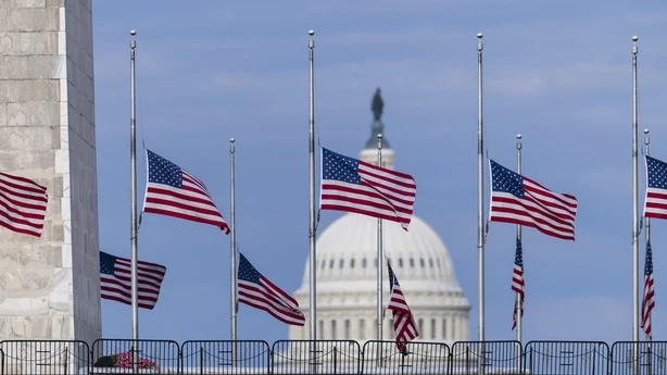 Amerikanske flagg senkes til halv stab rundt Washington-monumentet til ære 
