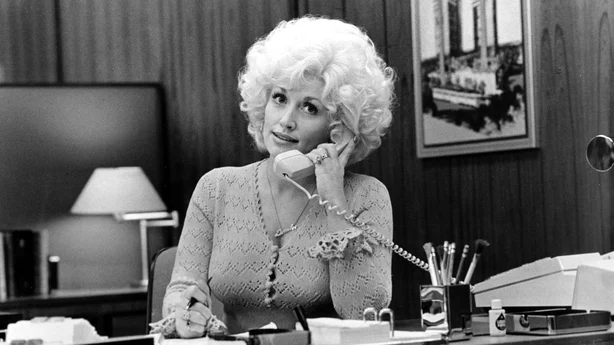 Dolly Parton i en scene fra filmen 9 til 5, som ble utgitt 19. desember 1980. (Foto av Michael Ochs Archives/Getty Images) 