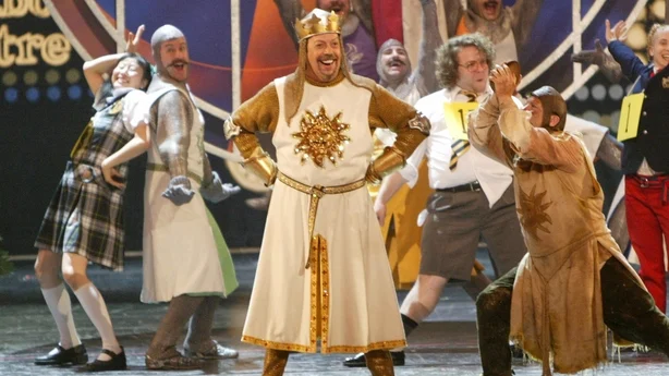   Tim Curry, i sentrum, dukker opp sammen med rollebesetninger fra nominerte Broadway-produksjoner ved Tony Awards 2005 i Radio City Music Hall i New York 5. juni 2005.